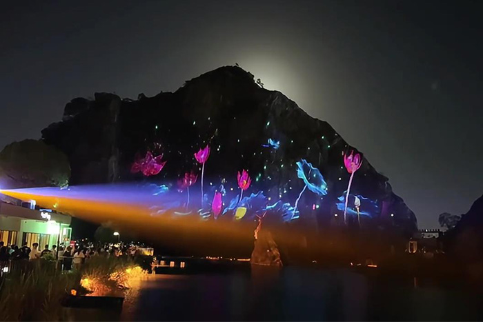 亮化讓山成焦點(diǎn)，無光讓景變背景，游客選擇早有答案