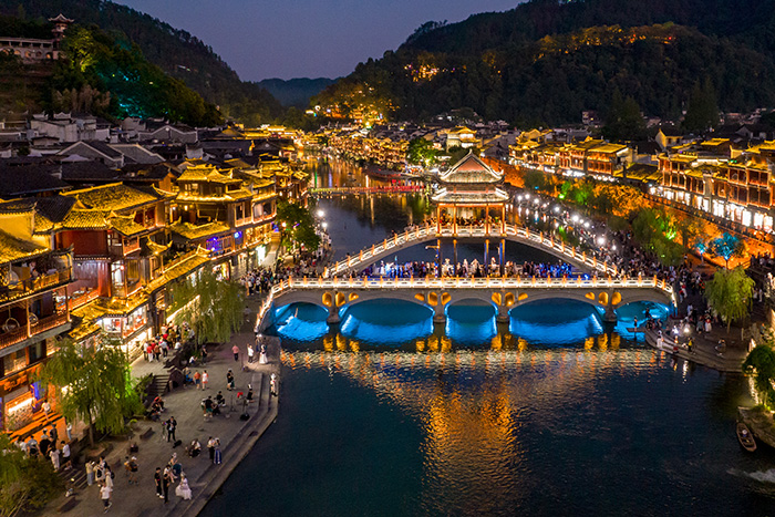 景區(qū)亮化工程驗收報告：哪些指標(biāo)直接決定游客復(fù)游率？