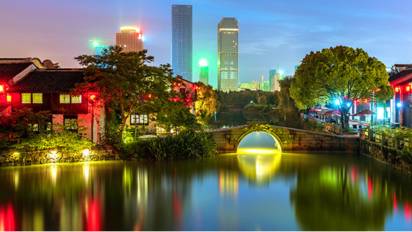 景觀燈這樣在戶外夜景亮化工程中應(yīng)用才能凸顯高級感